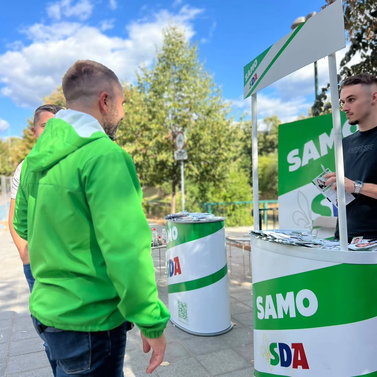 Meša Selimović uz informativni štand